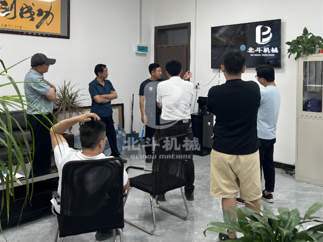 张工为客户讲解91香蕉视频污污污污污污设备设计理念与生产流程