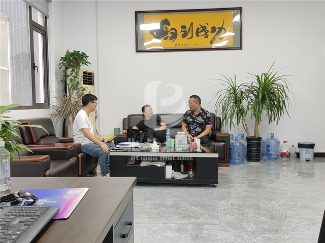 大香蕉网址无遮挡机械销售经理与客户深入交谈