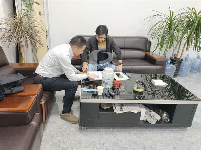 我厂技术人员和苏州客户对木材91香蕉视频污污污污污污机进行技术探讨
