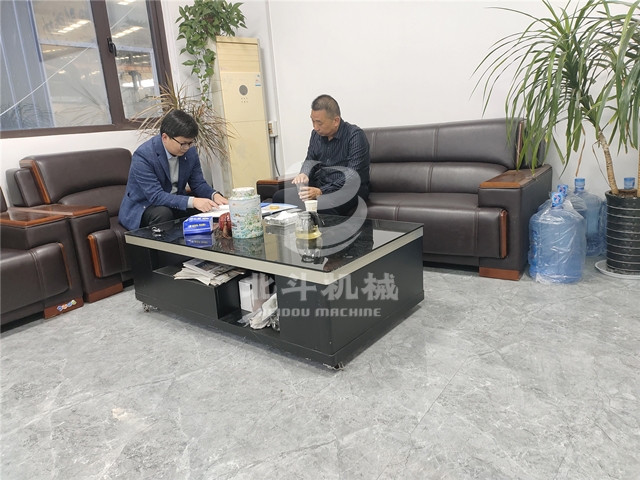 客户和我公司经理就板栗果壳91香蕉视频污污污污污污机进行洽谈